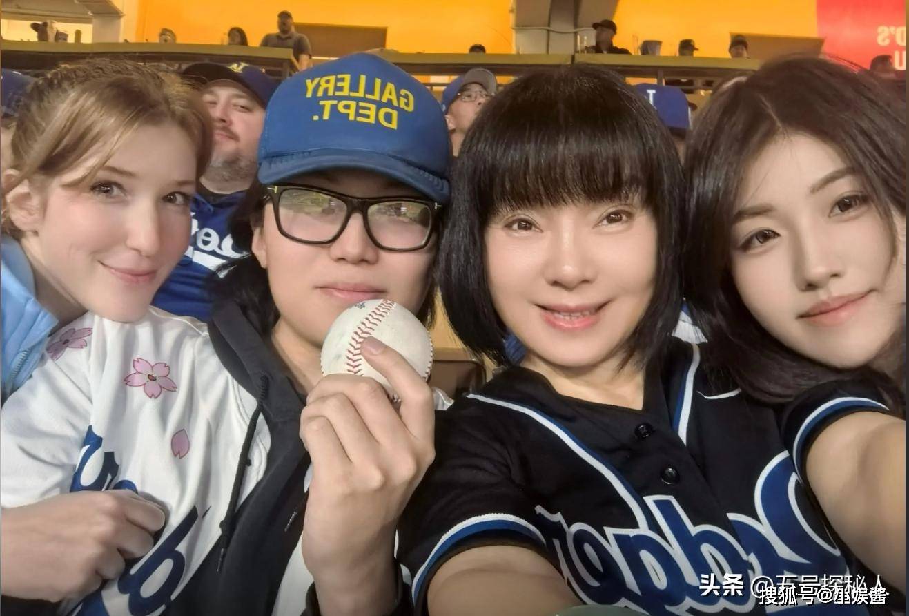 儿子名校毕业似兄弟洋媳妇颜值媲美明星PG电子麻将胡了56岁陈红美国最新照(图9)